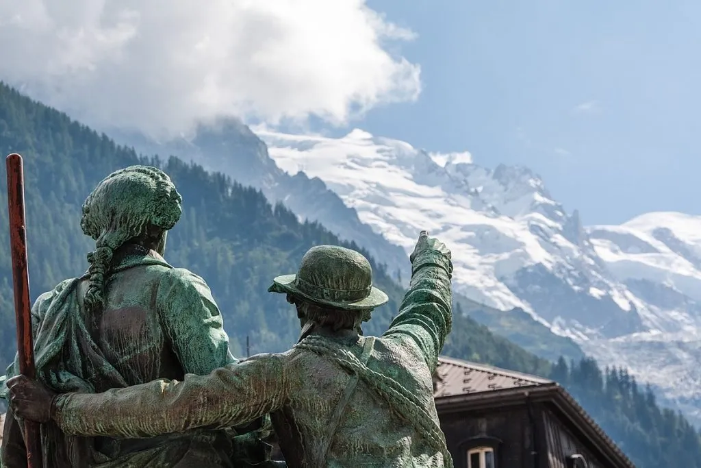 Statue de Jacques Balmat et Michel-Gabriel Paccard, les premiers alpinistes à avoir gravi le Mont Blanc - Chamonix