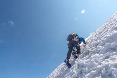 alpiniste qui grime sur de la glace