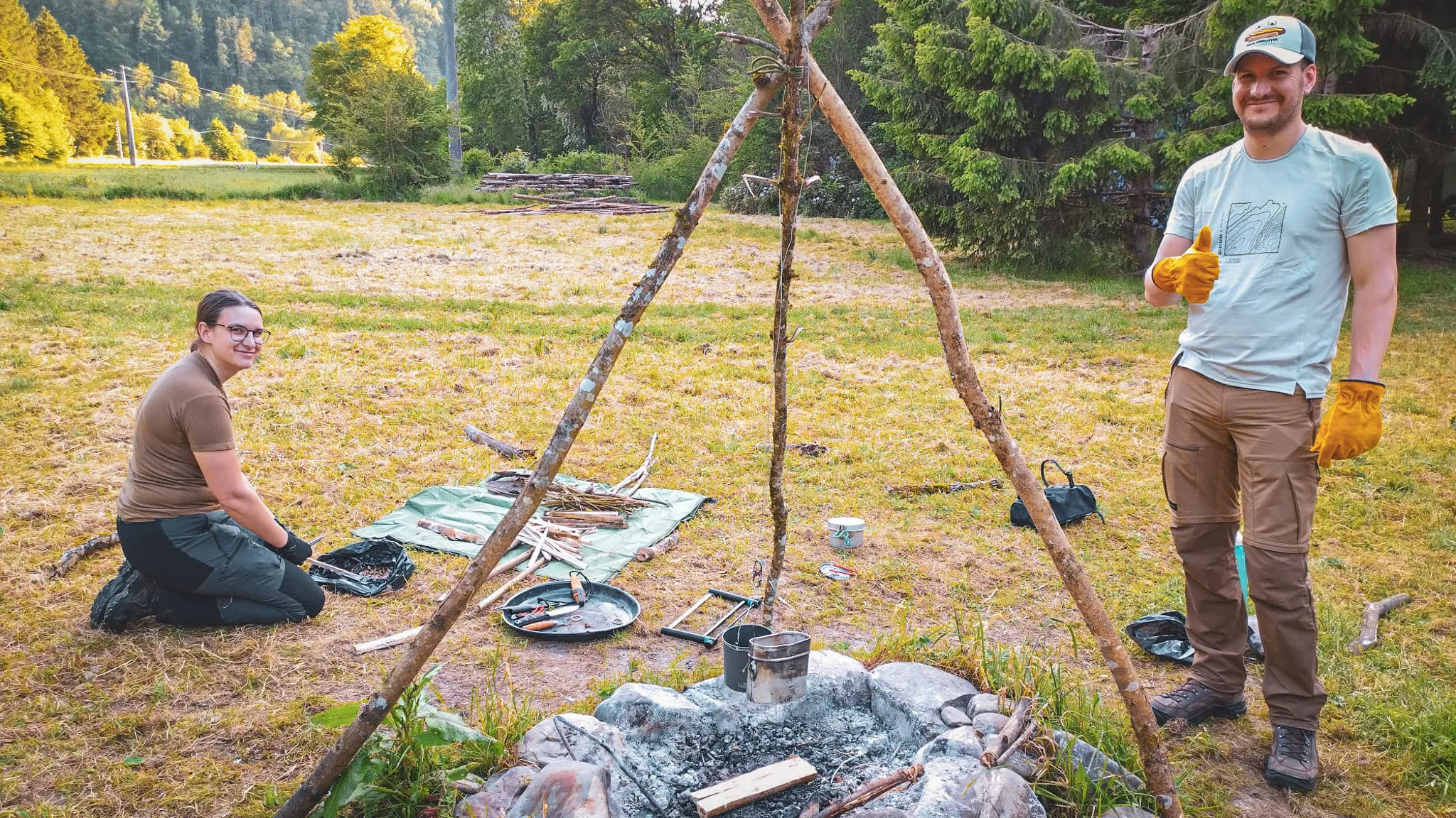 Participants d’un stage de survie dans la nature, préparant un feu au cœur de l’Ardenne belge.