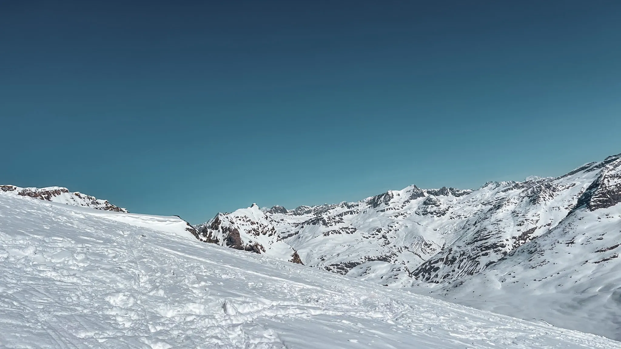 A majestic panorama of the Vanoise glaciers, under an azure sky, an invitation to adventure.