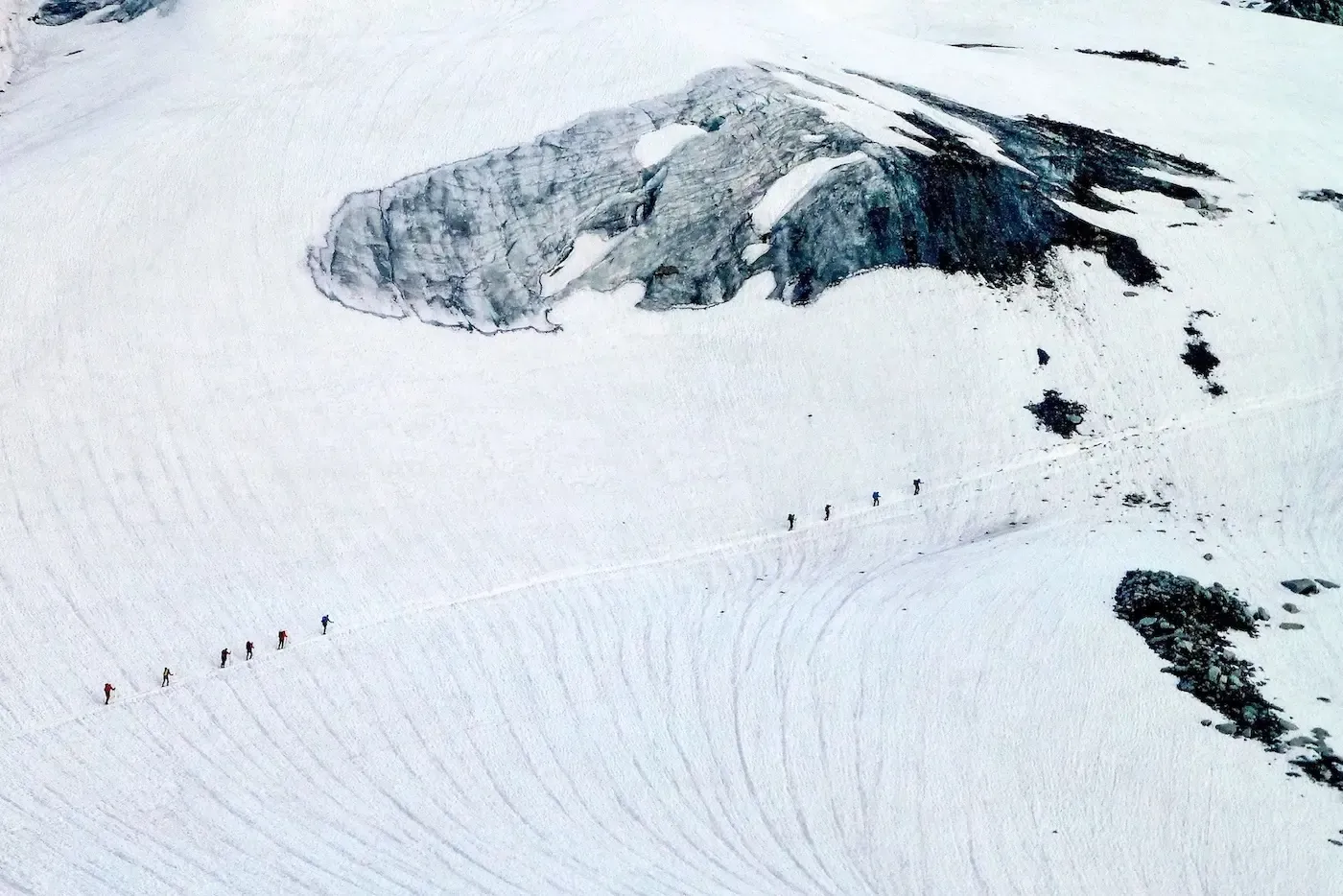 Vue aérienne de deux cordées de quatre alpinistes sur un glacier