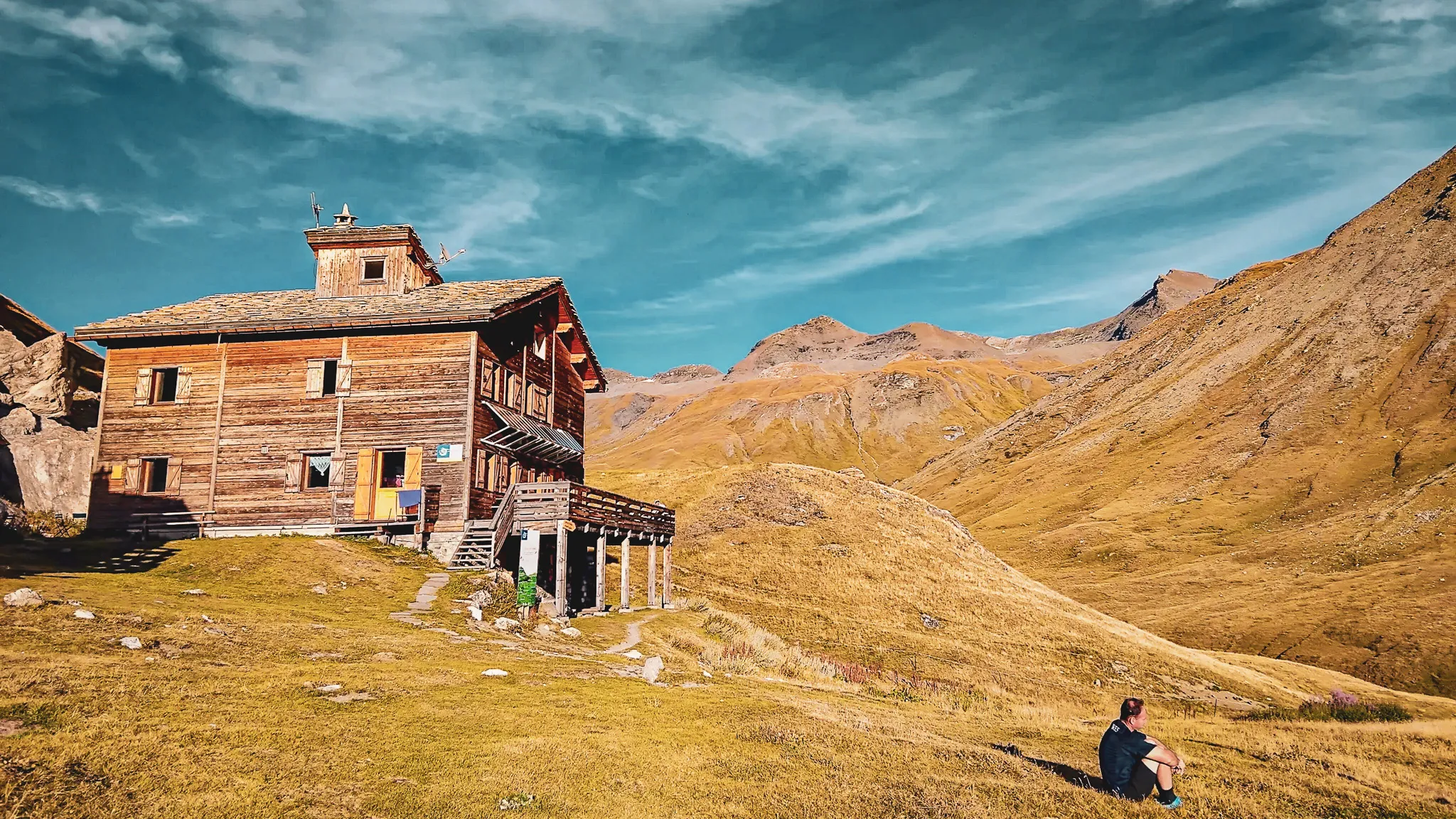 Geïsoleerde berghut in een groen alpenlandschap