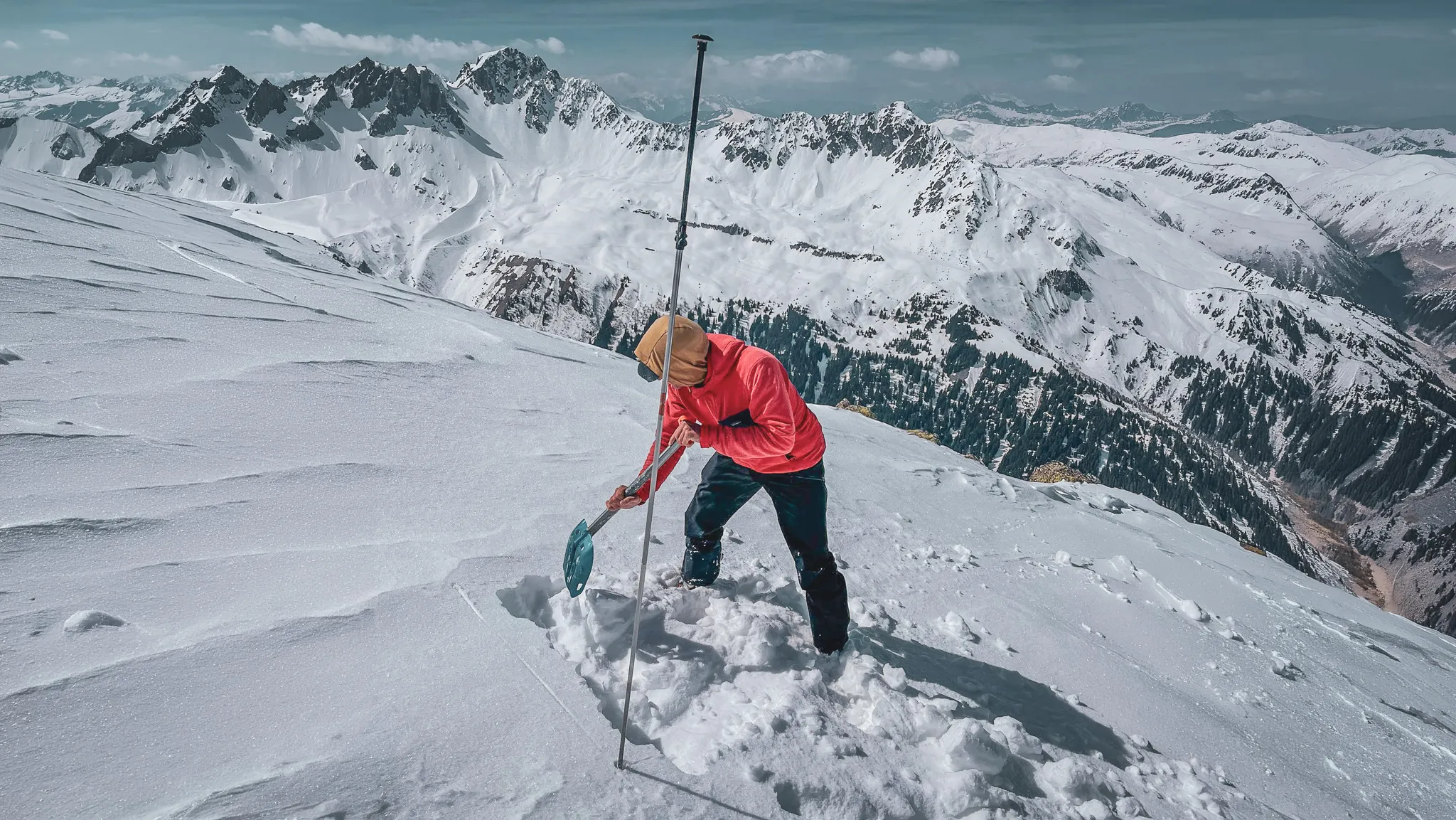 Mensen graven in de sneeuw, majestueuze bergen op de achtergrond, ongelooflijk landschap.