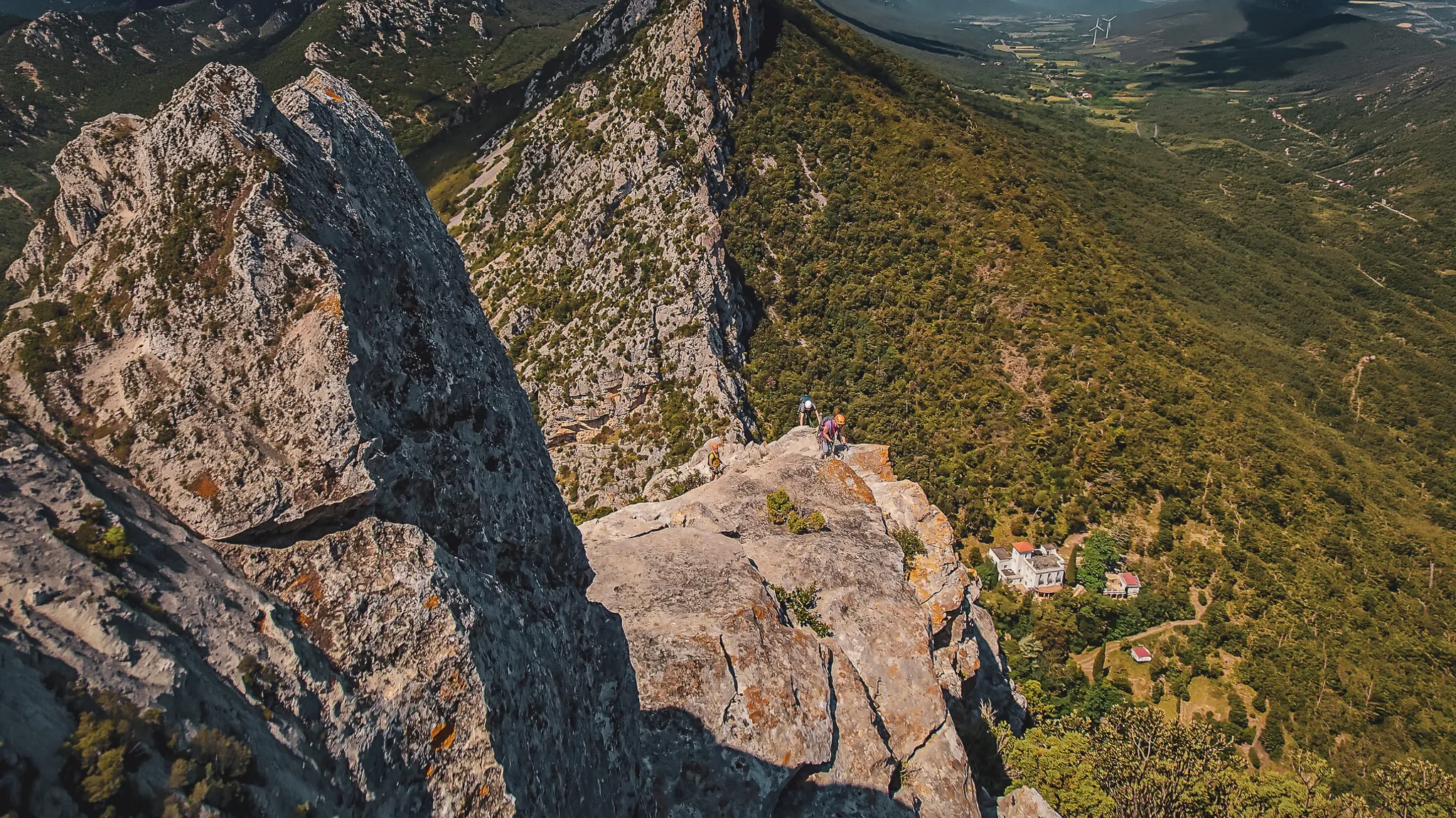 Panoramisch uitzicht op een rotsachtige bergkam met klimmers, midden in de Pyreneeën.