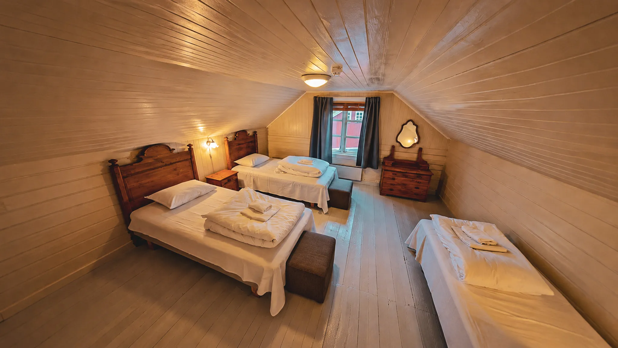 Cosy room in Lofoten, with a comfortable bed and natural light, ideal after a hike.