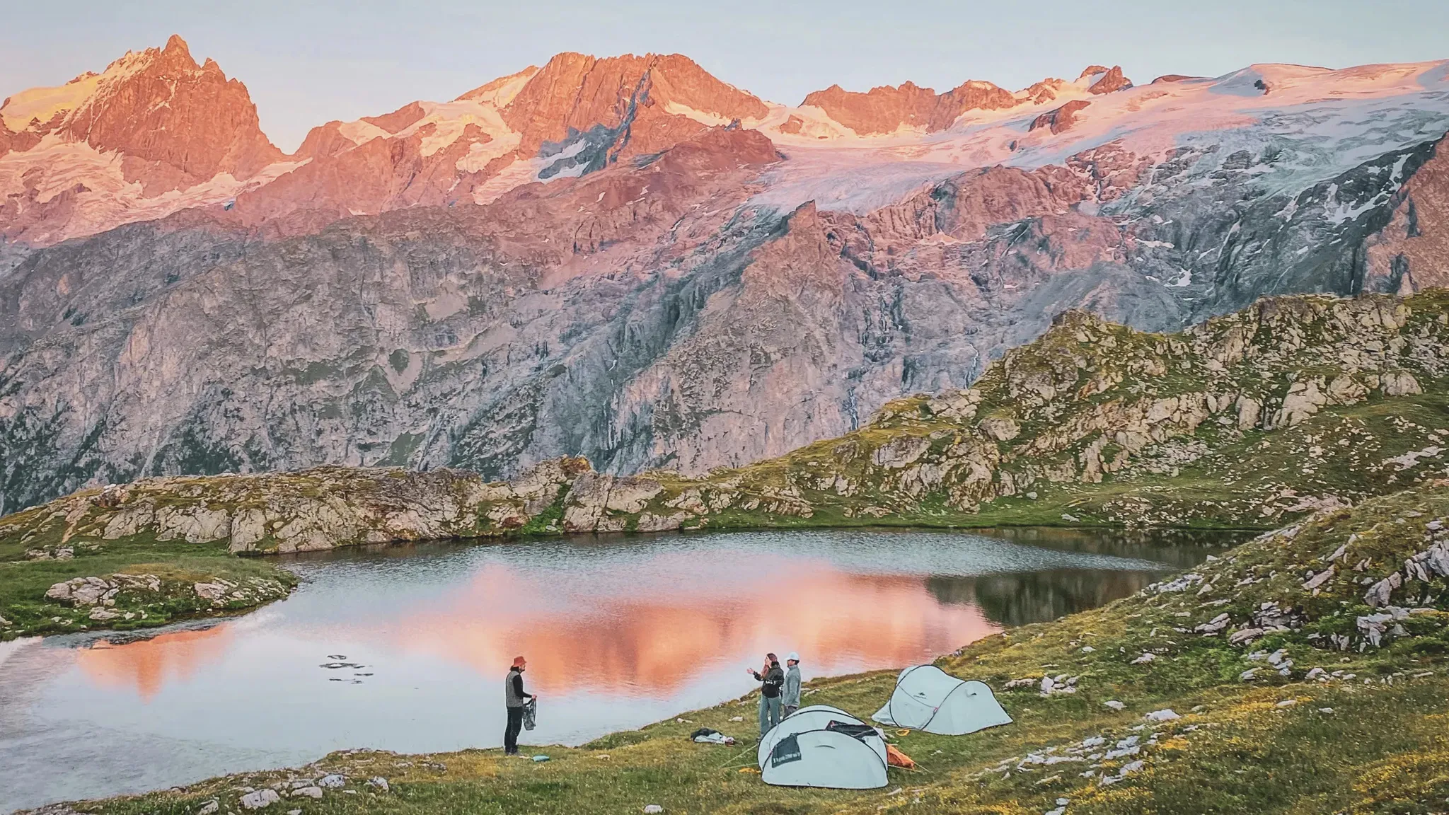 Bivak aan een bergmeer bij zonsondergang in de Écrins