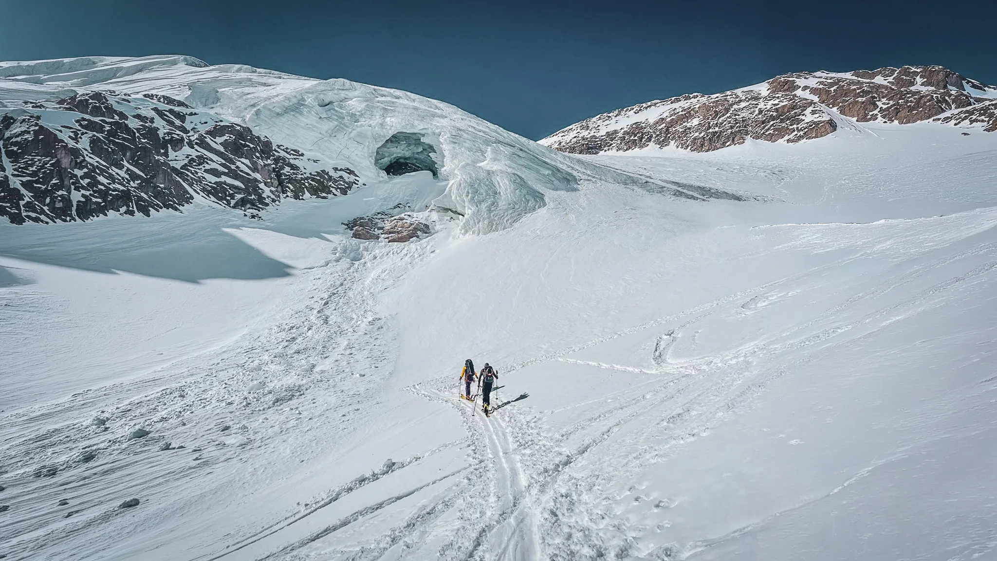 Group of skiers crossing a glacier in the Vanoise