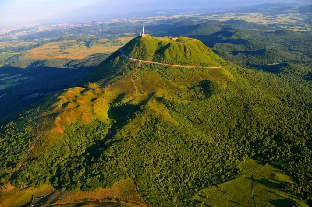 Paysage d'Auvergne en relief vue du ciel très vert avec lumière dorée, randonnée auvergne 4 jours