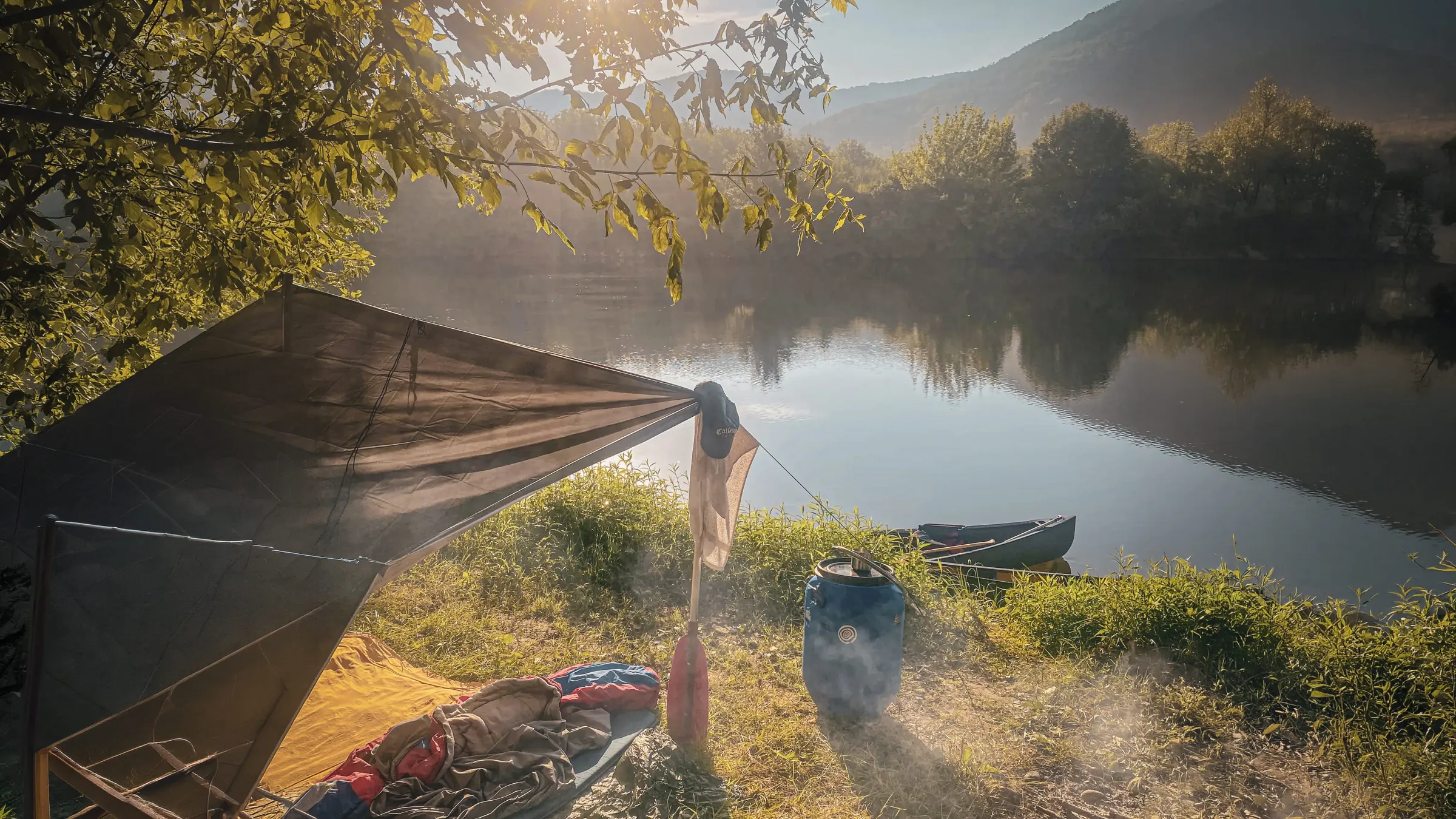 Bivouac paisible au bord de la Dordogne, canoës et nature au lever du soleil