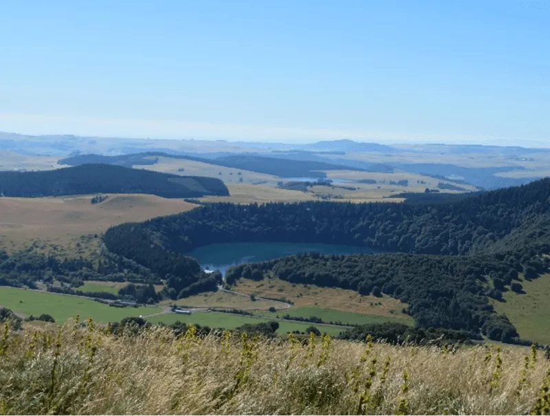 Lac créé avec l'activité volcanique, trou bleu au milieu d'une sapinière