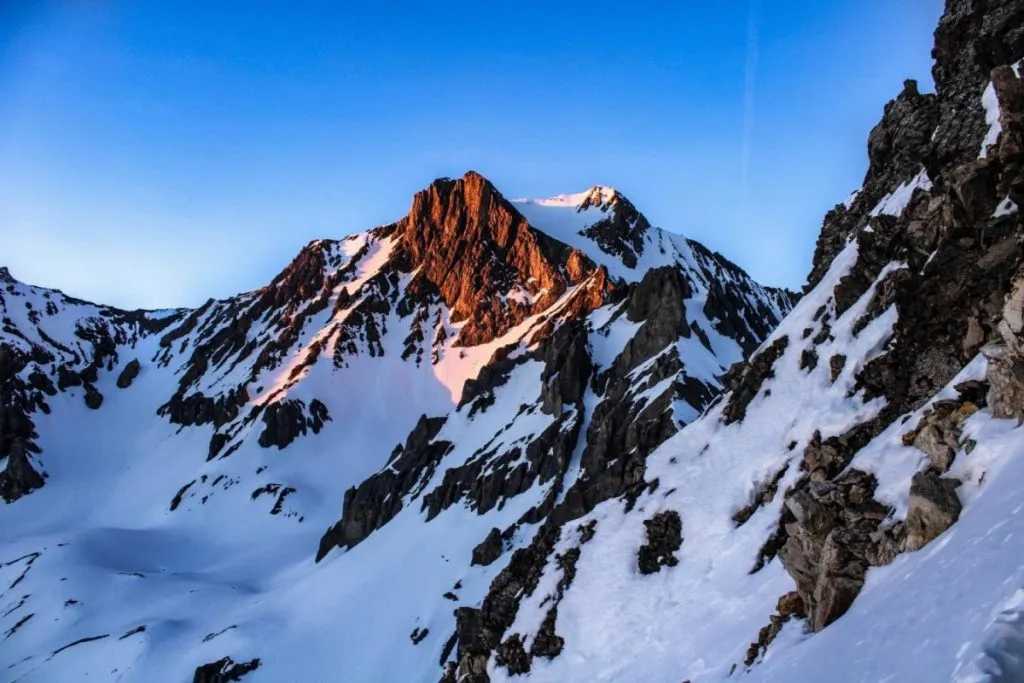 le voyage proche : les montagnes enneigées des Alpes au soleil couchant