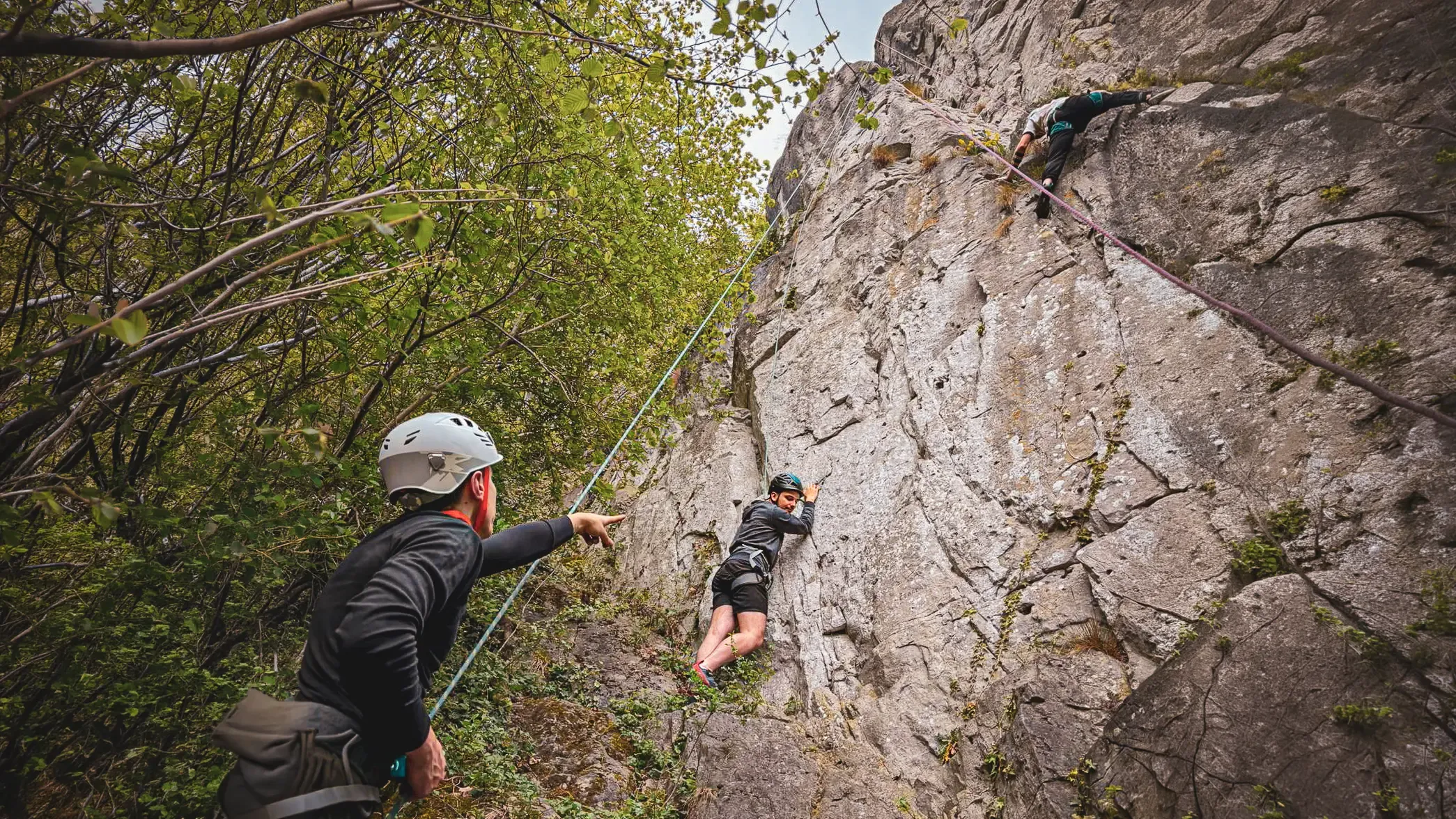 Escalade en falaise à Yvoir, en Belgique, avec un petit groupe encadré