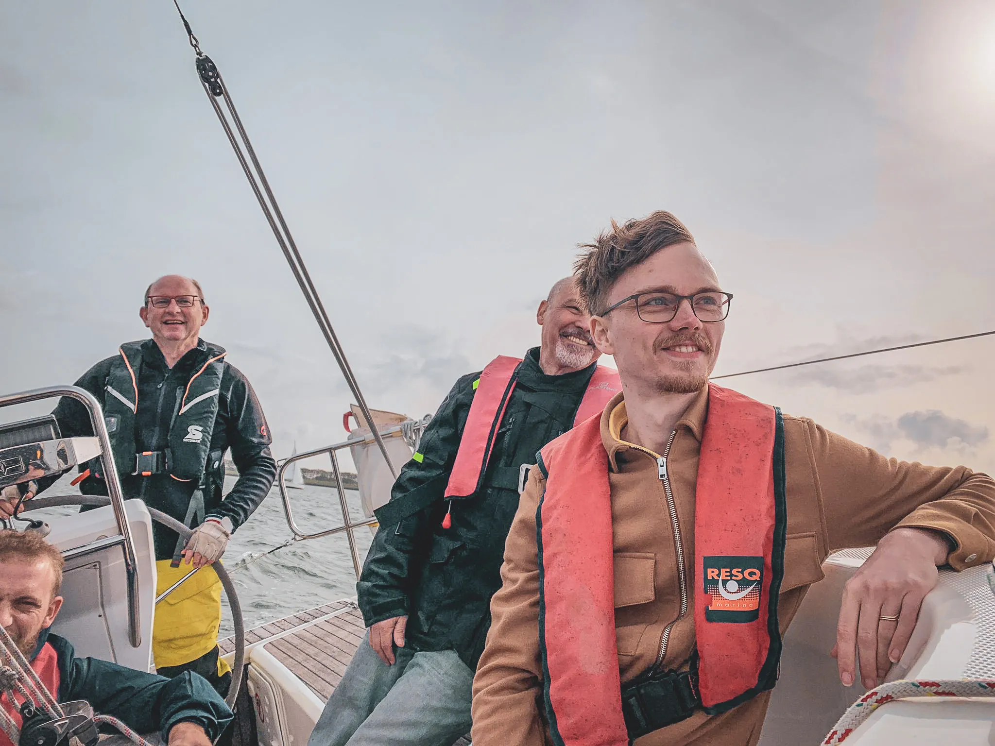 Beginnerscursus zeilen, groep leert zeilen tijdens een weekend in Zeeland