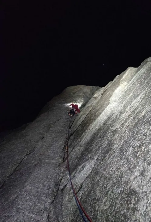 homme -Guillaume- la nuit faisant de l'alpinisme