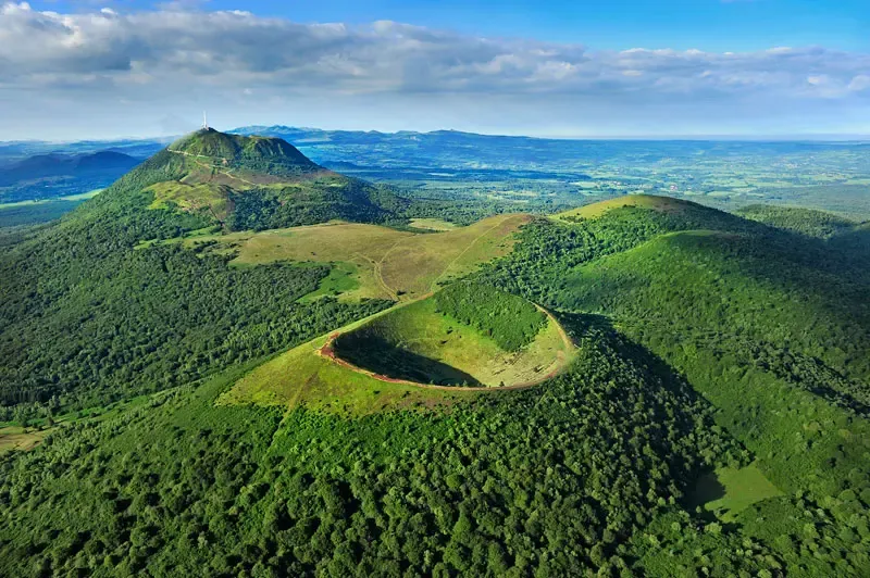 Paysage de volcans et cratère d'auvergne très vert