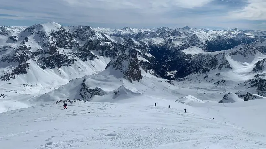 Quatre personnes qui montent une pente en ski de randonnée en Vanoise