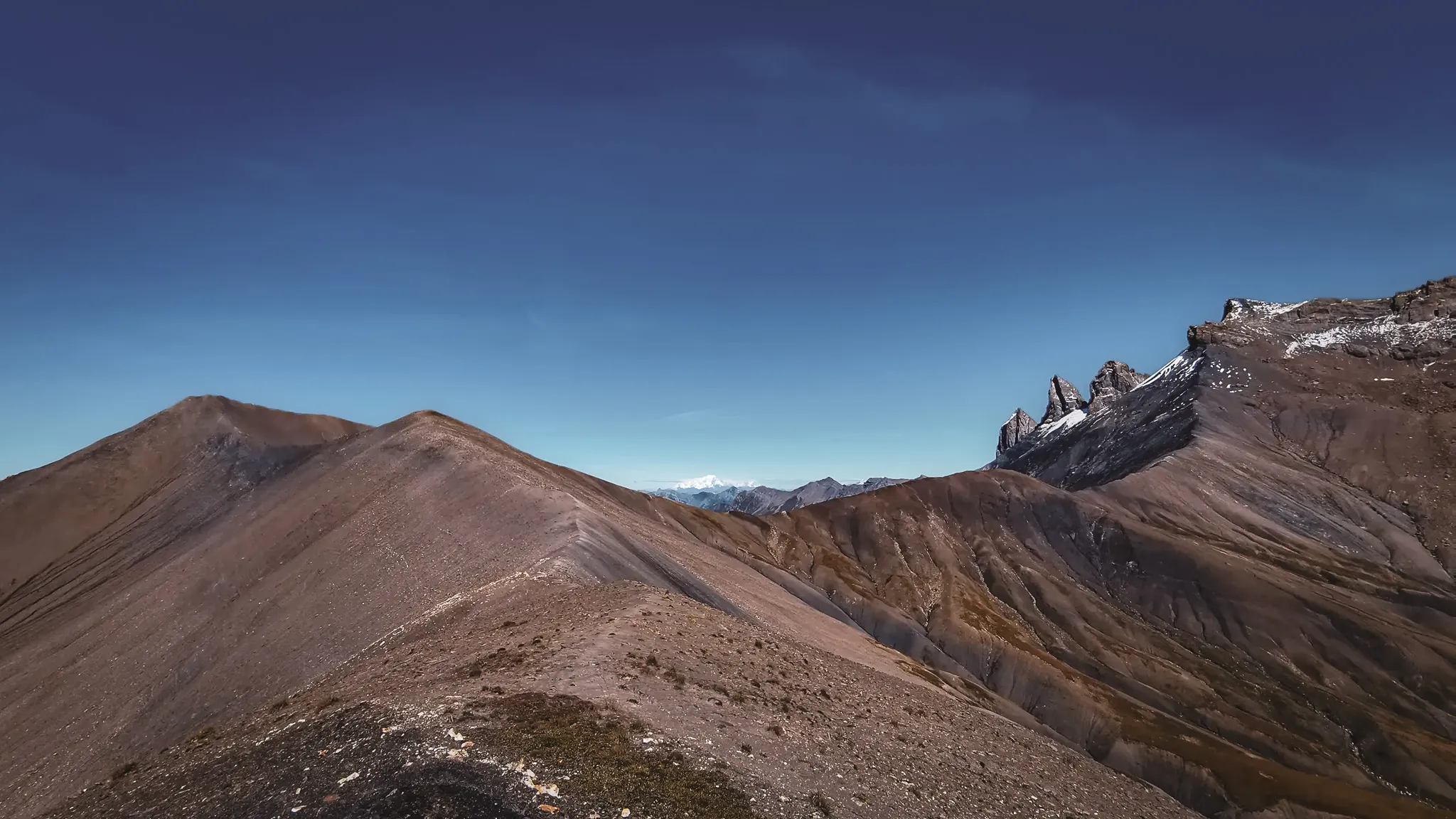 Majestueuze panoramische uitzichten op de dorre toppen en valleien van het bergplateau, met stralend blauwe luchten.