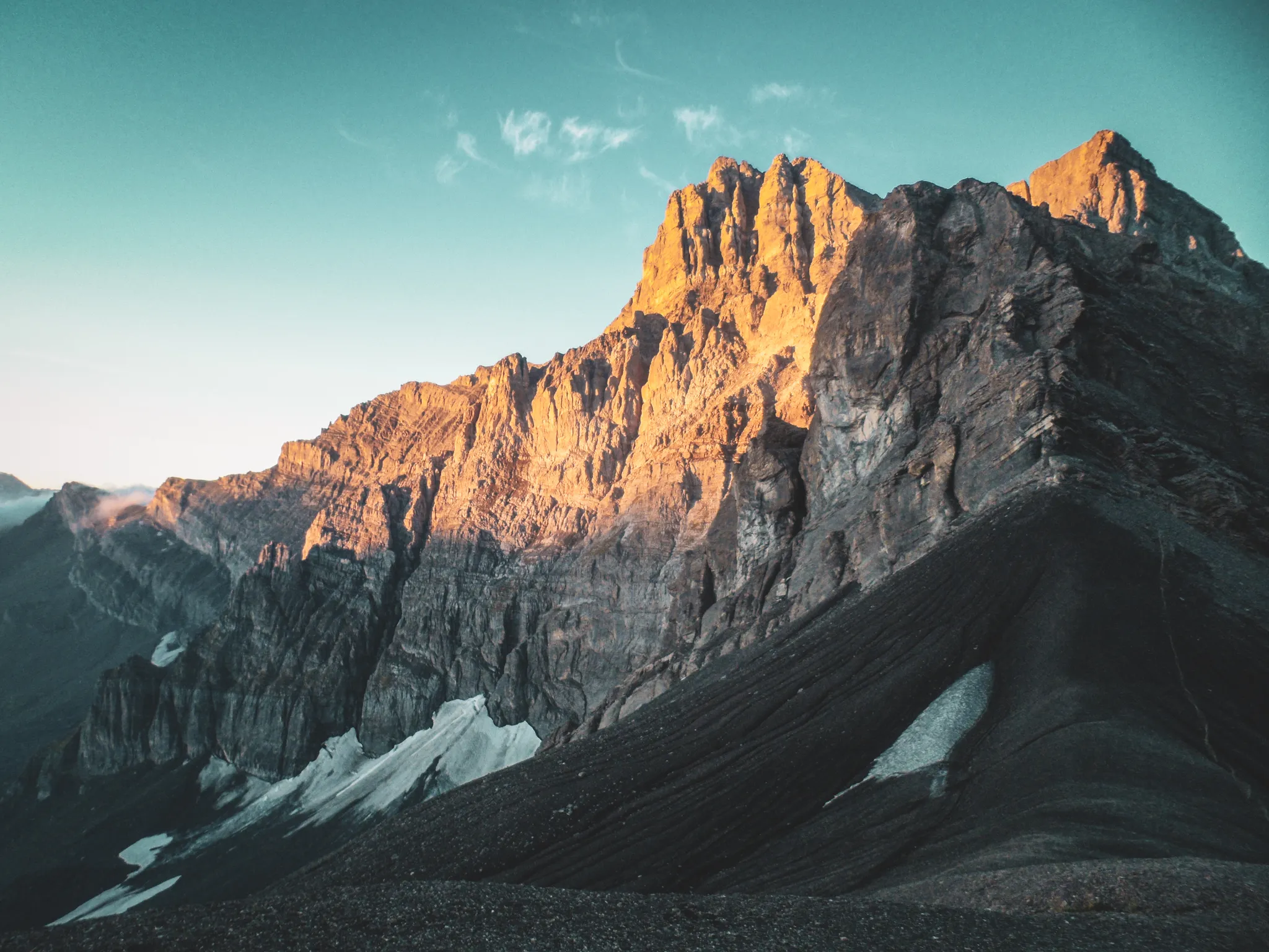 Een prachtige zonovergoten top van de Dents du Midi, met adembenemend Alpenlandschap.